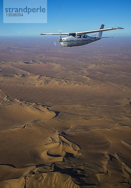 Flugzeug im Flug über der Namib-Wüste  Namibia  Afrika