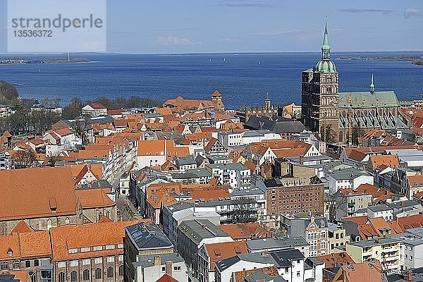Blick von der Marienkirche über den historischen Stadtkern mit Nikolaikirche  Hafen und Strelasund  Stralsund  UNESCO-Welterbe  Mecklenburg-Vorpommern  Deutschland  Europa  PublicGround  Europa
