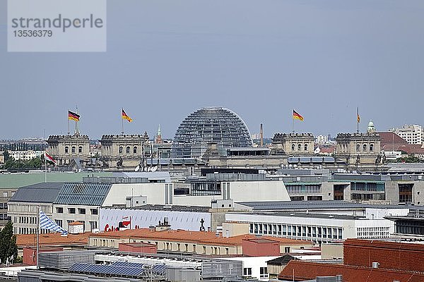 Kuppel des Reichstags über den Dächern von Berlin  Deutschland  Europa