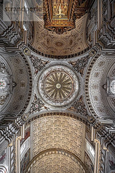 Kirche  Innenraum  Gewölbedecke mit Gold und Ornamenten verziert  Parroquia de Santos Justo y Pastor  Granada  Andalusien  Spanien  Europa