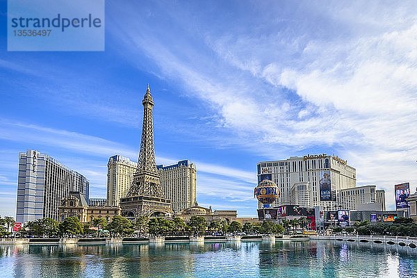 Rekonstruierter Eiffelturm  Hotel Paris und der See vor dem Hotel Bellagio  Las Vegas Strip  Las Vegas  Nevada  USA  Nordamerika