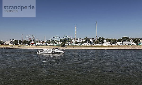 Blick über den Rhein auf Rheinkirmes  Kirmes  Panorama  Düsseldorf-Oberkassel  Nordrhein-Westfalen  Deutschland  Europa