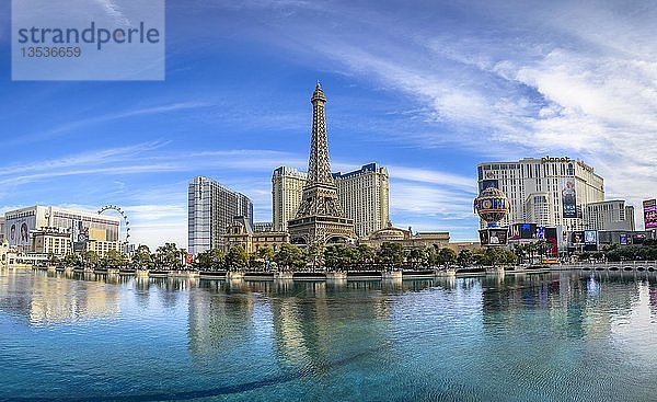 Rekonstruierter Eiffelturm  Hotel Paris und der See vor dem Hotel Bellagio  Las Vegas Strip  Las Vegas  Nevada  USA  Nordamerika