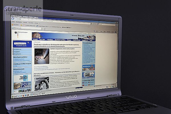 Website  Webseite des Bundeskriminalamtes auf dem Bildschirm eines Sony Vaio Laptops