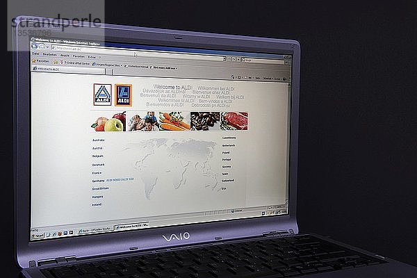 Website  deutsche Aldi-Webseite auf dem Bildschirm eines Sony-Vaio-Laptops  einer Discount-Supermarktkette mit Sitz in Deutschland