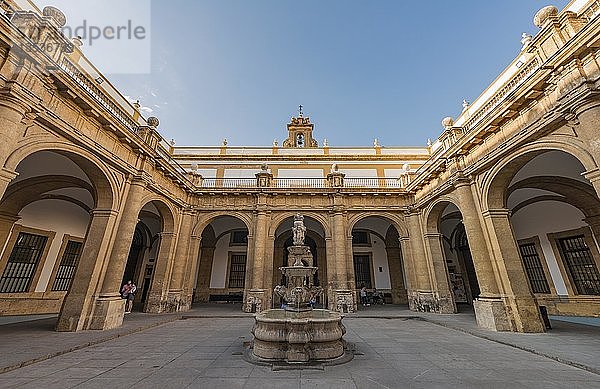 Neoklassizistischer Innenhof mit Brunnen und Säulengang  Universität  ehemalige Königliche Tabakfabrik  Real Fábrica De Tabacos De Sevilla  Sevilla  Andalusien  Spanien  Europa