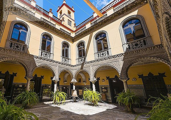 Palast aus dem 16. Jahrhundert  maurische Architektur  Innenhof mit römischem Mosaik verziert  Skulpturen  Palacio de la Condesa de Lebrija  Sevilla  Andalusien  Spanien  Europa