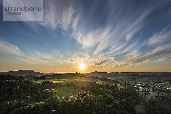 Sonnenuntergang mit Cirrostratus-Wolken  Hegau-Vulkane am Horizont  Hohenstoffeln  Maegdeberg und Hohenhewen  von links  Baden-Württemberg  Deutschland  Europa