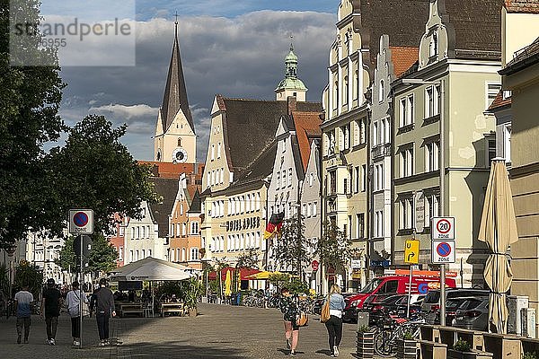 Theresienstraße in der Altstadt mit Turmkirche St. Moritz  Ingolstadt  Oberbayern  Bayern  Deutschland  Europa