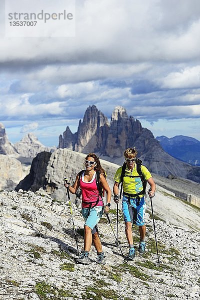 Wanderer beim Aufstieg von der Plätzwiese zum Gipfel des Dürrensteins  im Hintergrund die Gipfel der Drei Zinnen von Lavaredo  Sextener Dolomiten  Hochpustertal  Südtirol  Italien  Europa