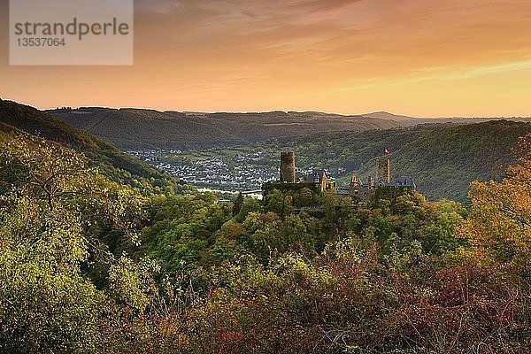 Blick auf die Burg Thurant im Moseltal bei Sonnenuntergang im Herbst  Alken  Untermosel  Terrassenmosel  Rheinland Pfalz  Deutschland  Europa