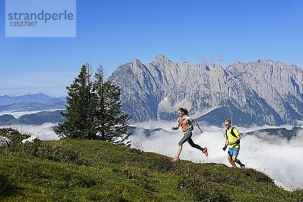 Wanderer  Trailrunning auf der Eggenalm  hinter dem Wilden Kaiser  Reit im Winkl  Oberbayern  Bayern  Deutschland  Europa