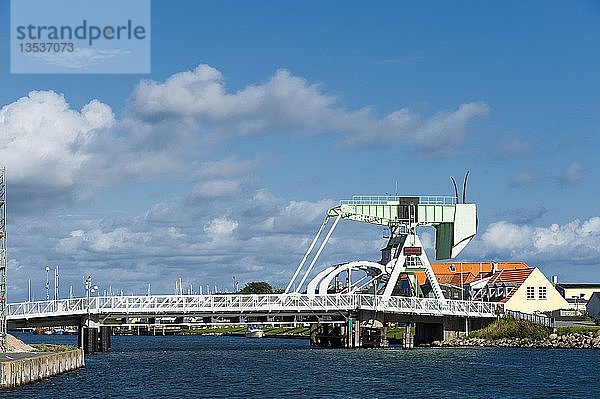 Zugbrücke über den Kanal von Karrebaeksminde  Seeland  Dänemark  Europa