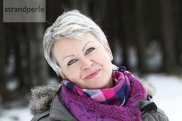 Porträt einer Frau in einem Winterwald  Oberhof  Thüringen  Deutschland  Europa