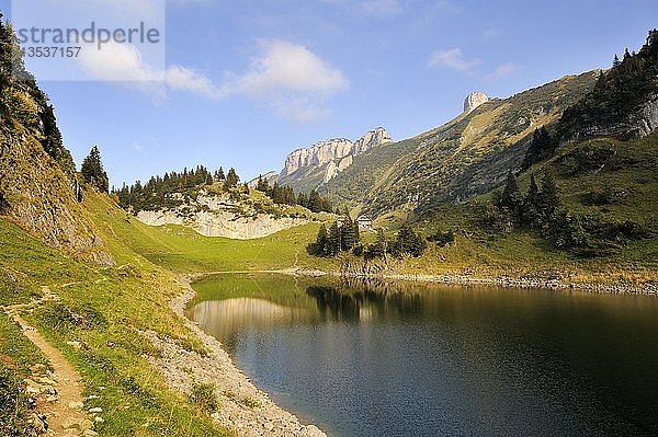 Abendlicht am Fälensee  1446 m  mit Berggasthaus Bollenwees  in den Appenzeller Alpen  Kanton Appenzell Innerrhoden  Schweiz  Europa