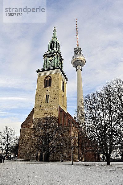 Innenansicht der Marienkirche  erbaut 1250  und des Fernsehturms am Alexanderplatz  Berlin  Deutschland  Europa