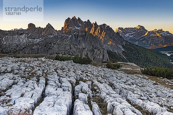 Karstberge  Dolomiten im ersten Sonnenlicht  Südtirol  Italien  Europa