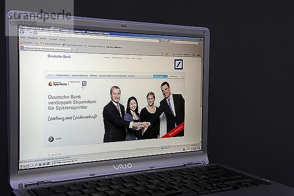 Website der Deutschen Bank auf dem Bildschirm eines Sony Vaio Laptops