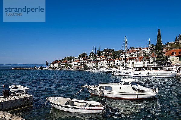 Weiße Fischerboote im Hafen von Solta  Kroatien  Europa
