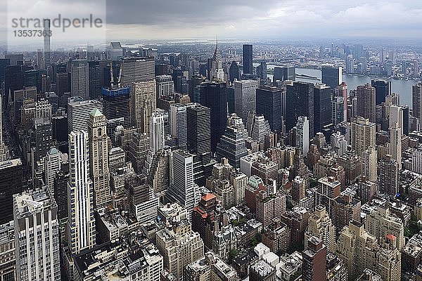 Blick vom Rockefeller Center auf das Chrysler Building und den Hudson River  Manhattan  New York City  USA  Nordamerika