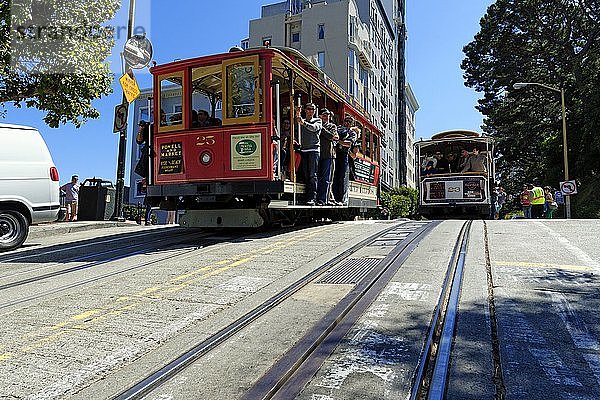 Die historische Seilbahn in der Hyde Street  San Francisco  Kalifornien  USA  Nordamerika