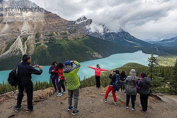 Asiatische Touristen posieren für ein Foto  türkisfarbener See  Peyto Lake  Rocky Mountains  Banff National Park  Provinz Alberta  Kanada  Nordamerika