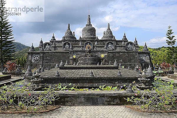 Großer Altar außerhalb des buddhistischen Klosters Brahma Vihara  Banjar  Nordbali  Bali  Indonesien  Asien
