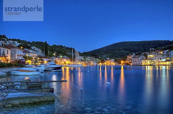 Fischerhafen Stomorska auf der Insel Solta bei Nacht  Kroatien  Europa