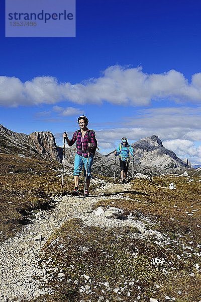 Wandererinnen vor dem Großen Rosskopf  Prags  Sextner Dolomiten  Südtirol  Italien  Europa