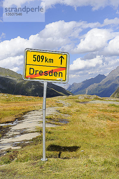 Ortsschild der Stadt Dresden mit einer Entfernung von 509 km  Dresdner Hütte am Stubaier Gletscher  Tirol  Österreich  Europa