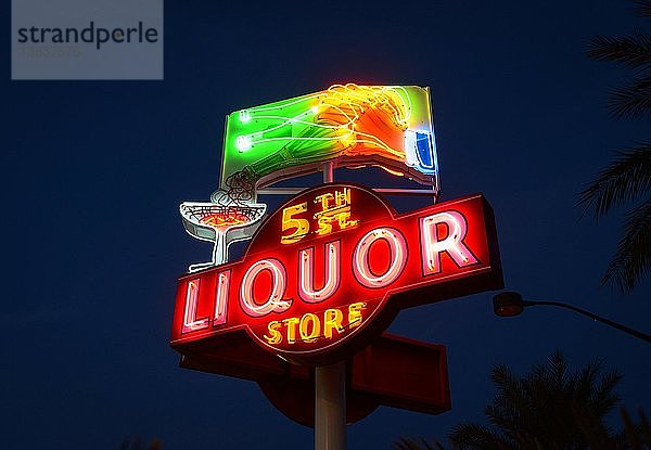 Leuchtreklame eines Alkoholladens  Liquor Store  Las Vegas Arts District  Downtown  Las Vegas  Nevada  USA  Nordamerika