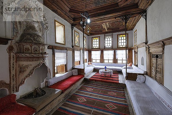 Herrenzimmer im Skënduli-Haus  Festungshaus  Gjirokastra  Gjirokastër  Albanien  Europa