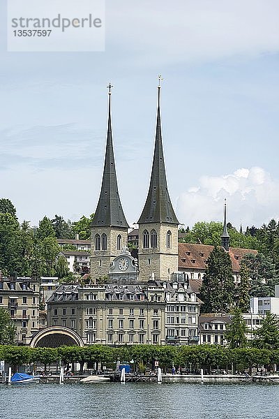 Blick auf die Hofkirche St. Leodegar mit den Kirchtürmen und die Altstadt von Luzern über den Vierwaldstättersee gesehen  Kanton Luzern  Schweiz  Europa