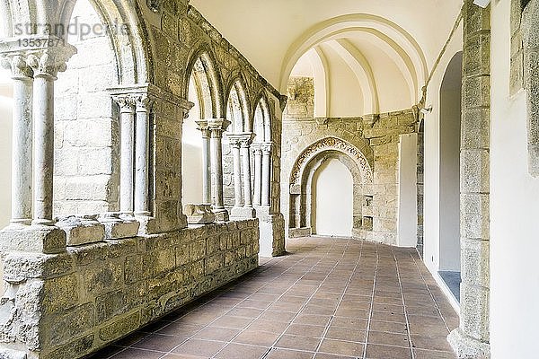 Arkaden in der Königlichen Kirche St. Franziskus  Evora  Alentejo  Portugal  Europa