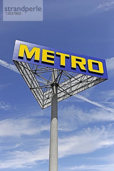 Werbeschild und Logo des Metro-Unternehmens
