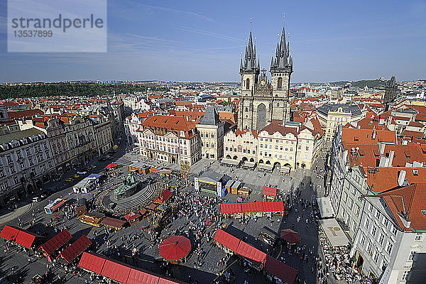 Blick vom Rathaus auf den Altstädter Ring  Altstadt  UNESCO-Weltkulturerbe  Prag  Böhmen  Tschechische Republik  Europa