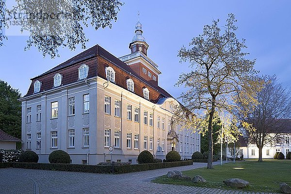 Cloppenburger Amtshaus  ehemals Amtsverwaltung  Katasteramt  Bauamt und Finanzamt  heute Hauptgebäude des Cloppenburger Amtsgerichts  Cloppenburg  Niedersachsen  Deutschland  Europa