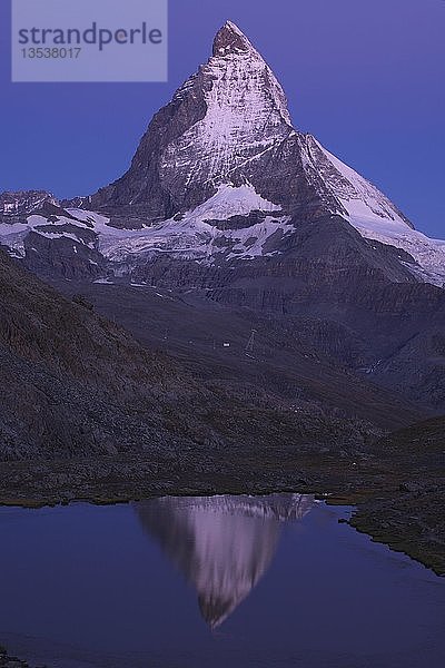 Spiegelung des Matterhorns im Riffelsee  Wallis  Schweiz  Europa