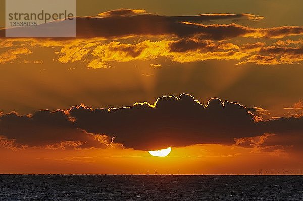 Sonnenuntergang über einem Offshore-Windpark in der Ostsee  Insel Poel  Mecklenburg-Vorpommern  Deutschland  Europa