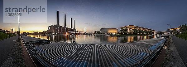 Panorama  Heizkraftwerk des Volkswagen Konzerns und der Autostadt am Mittellandkanal  blaue Stunde  Wolfsburg  Niedersachsen  Deutschland  Europa