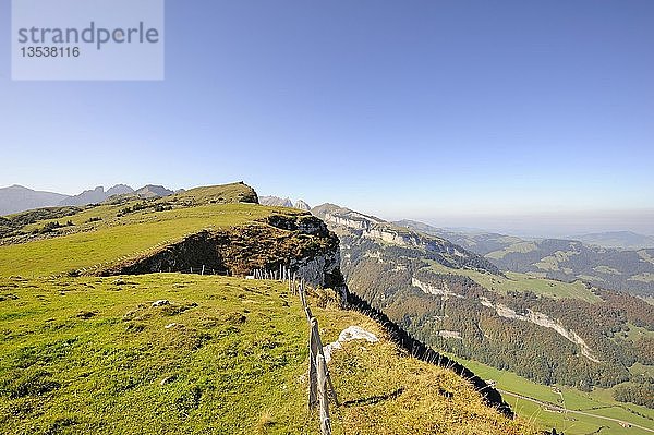Steilhang auf dem Hochplateau Alp Sigel  1730 m  mit Blick über das Appenzellerland Richtung Ebenalp  Kanton Appenzell Innerrhoden  Schweiz  Europa