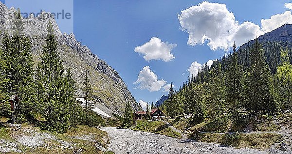 Höllental mit alter Höllentalangerhütte  Hammerbach  Landkreis Garmisch-Partenkirchen  Oberbayern  Bayern  Deutschland  Europa