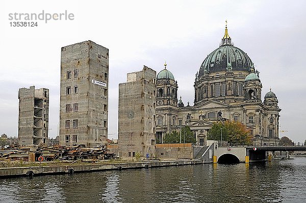 Reste  Überreste des Palastes der Republik  neben dem Berliner Dom  an der Spree  Berlin  Deutschland  Europa