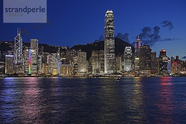 Blick zur blauen Stunde von Kowloon auf die Skyline von Hongkong Island am Hongkong River  Central  mit der Bank of China ganz links und dem IFC Tower ganz rechts  Hongkong  China  Asien