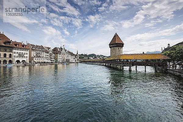 Blick über die Reuss  historischer Stadtteil von Luzern und Kapellbrücke  Luzern  Kanton Luzern  Schweiz  Europa