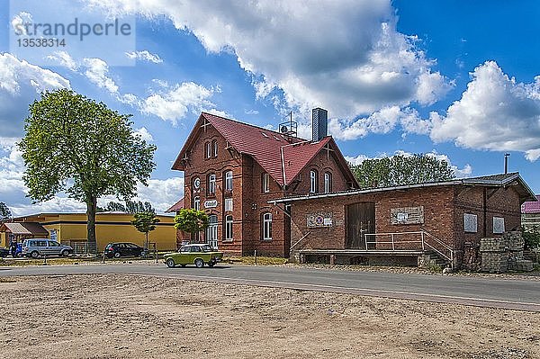 Bahnhof Rehna und ein grüner Trabant  Rehna  Mecklenburg-Vorpommern  Deutschland  Europa