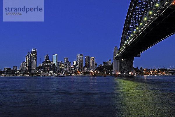 Skyline von Sydney mit der Harbour Bridge und dem Central Business District bei Sonnenaufgang  Sydney  Australien  Ozeanien