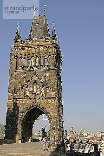Alter Brückenturm an der Karlsbrücke  Prag  Böhmen  Tschechische Republik  Europa