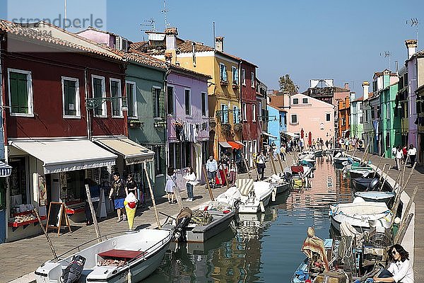 Typische bunte Häuser am Kanal  Insel Burano  Venedig  Venetien  Italien  Europa