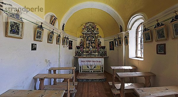 Die kleine Feltuner Kapelle bei St. Peter am Bergbauernweg  Villnösstal  Provinz Bozen  Italien  Europa